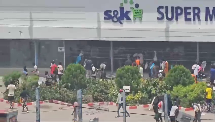 vlcsnap-2025-01-28-13h07m25s857 Situation de Goma. Kinshasa : La population Kinoise, en colère, remet tous les pendules à son heure grave.