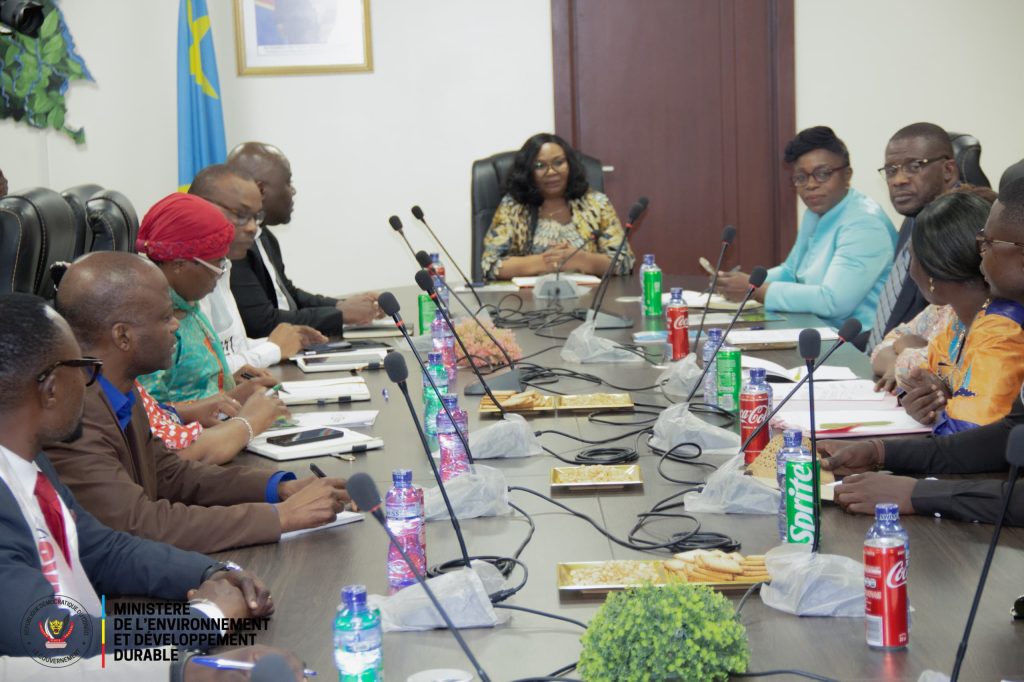 IMG-20250819-WA0106-1024x682 Réunion inaugurale entre la ministre de l'Environnement et les délégations syndicales.