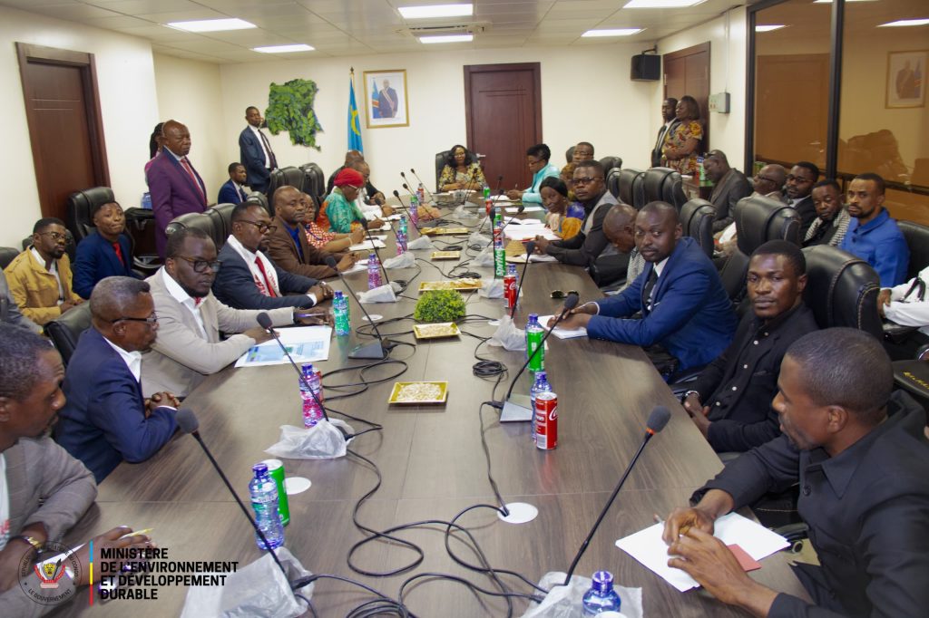 IMG-20250819-WA0109-1024x682 Réunion inaugurale entre la ministre de l'Environnement et les délégations syndicales.
