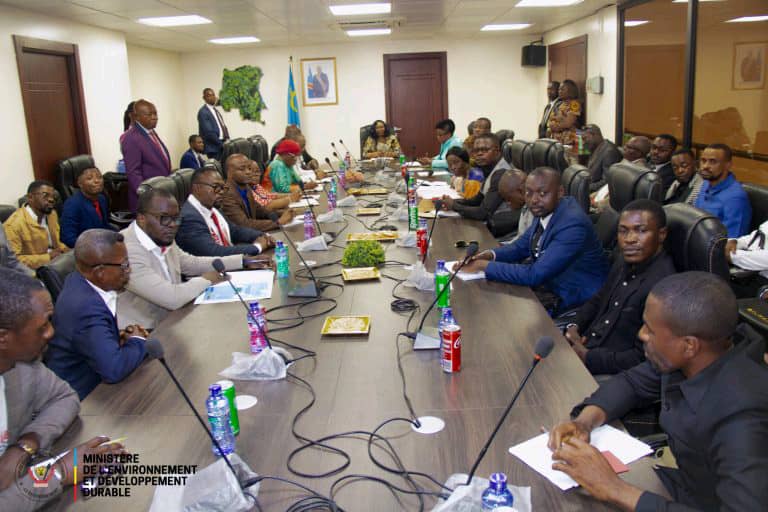 IMG-20250819-WA0118 Réunion inaugurale entre la ministre de l'Environnement et les délégations syndicales.