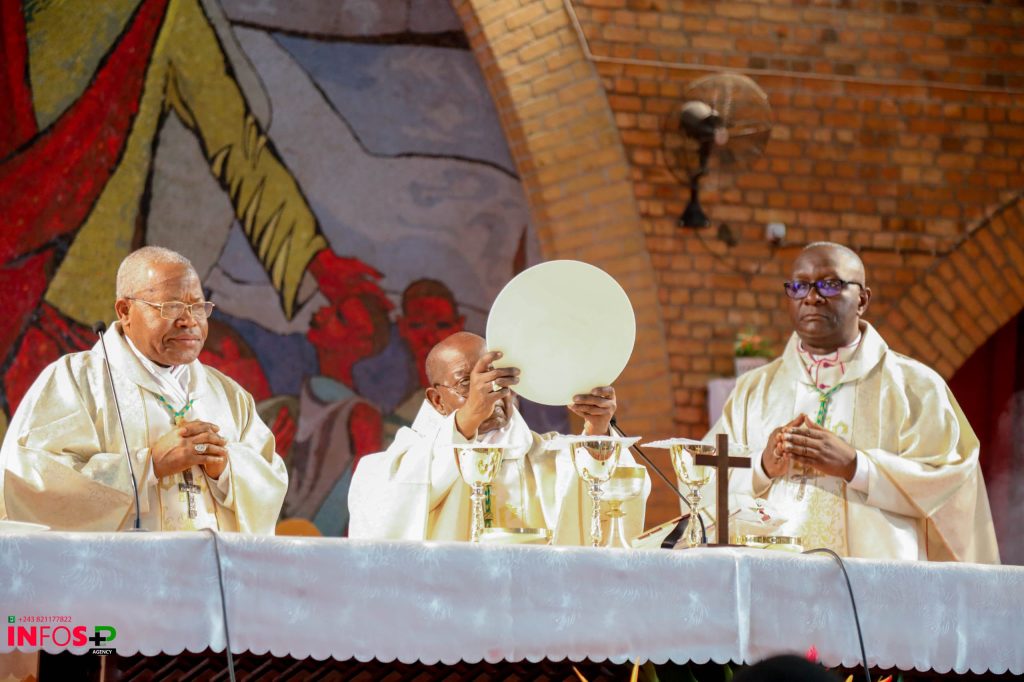 IMG-20250902-WA0322-1024x682 Mme la ministre de l'environnement… La professeure Marie Nyange Ndambo a rendu hommage à S.E. Mgr émérite Godefroy Mukeng'A Kalond', pour ses 95 ans d'âge, dimanche 31 août 2025.