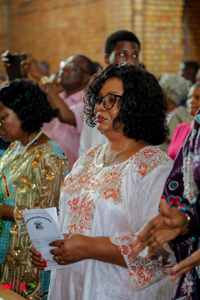 IMG-20250902-WA03361-682x1024 Mme la ministre de l'environnement… La professeure Marie Nyange Ndambo a rendu hommage à S.E. Mgr émérite Godefroy Mukeng'A Kalond', pour ses 95 ans d'âge, dimanche 31 août 2025.