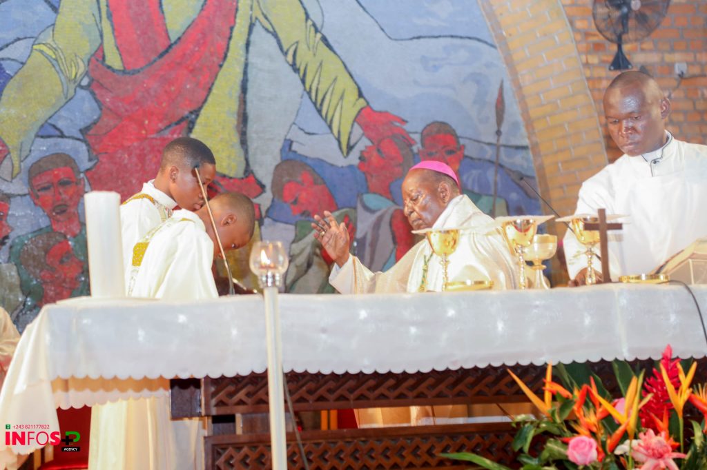 IMG-20250902-WA0341-1024x682 Mme la ministre de l'environnement… La professeure Marie Nyange Ndambo a rendu hommage à S.E. Mgr émérite Godefroy Mukeng'A Kalond', pour ses 95 ans d'âge, dimanche 31 août 2025.
