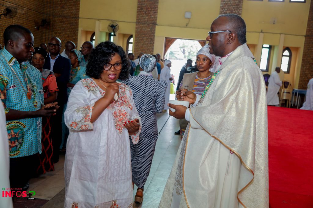 IMG-20250902-WA0362-1024x682 Mme la ministre de l'environnement… La professeure Marie Nyange Ndambo a rendu hommage à S.E. Mgr émérite Godefroy Mukeng'A Kalond', pour ses 95 ans d'âge, dimanche 31 août 2025.