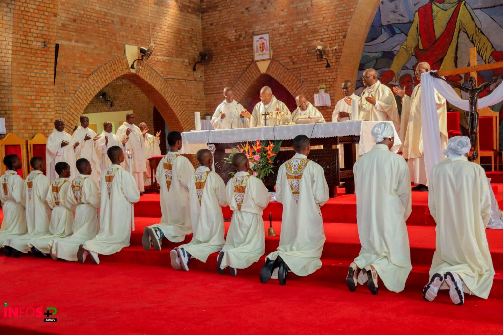 IMG-20250902-WA0370-1024x682 Mme la ministre de l'environnement… La professeure Marie Nyange Ndambo a rendu hommage à S.E. Mgr émérite Godefroy Mukeng'A Kalond', pour ses 95 ans d'âge, dimanche 31 août 2025.
