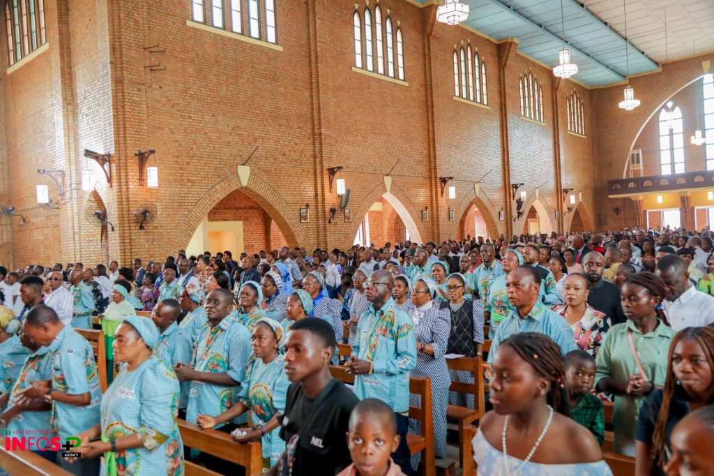 IMG-20250902-WA0374-1-1024x682 Mme la ministre de l'environnement… La professeure Marie Nyange Ndambo a rendu hommage à S.E. Mgr émérite Godefroy Mukeng'A Kalond', pour ses 95 ans d'âge, dimanche 31 août 2025.