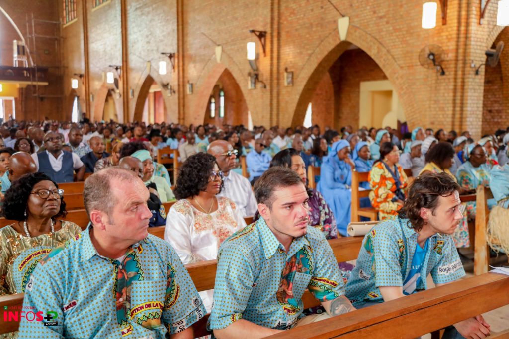 IMG-20250902-WA0410-1024x682 Mme la ministre de l'environnement… La professeure Marie Nyange Ndambo a rendu hommage à S.E. Mgr émérite Godefroy Mukeng'A Kalond', pour ses 95 ans d'âge, dimanche 31 août 2025.