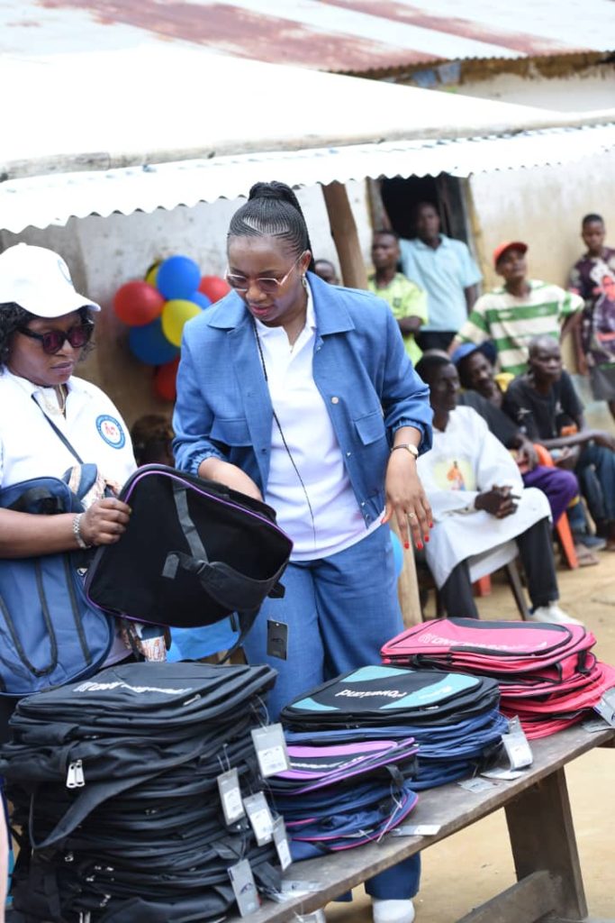 IMG-20250907-WA0135-683x1024 L'OPÉRATION "UN CARTABLE POUR L'AVENIR" : L'HONORABLE JACQUES ESENG'EKELI ET L'ONG MAMAN MOLENDE SOULAGENT LES PARENTS D'ÉLÈVES.