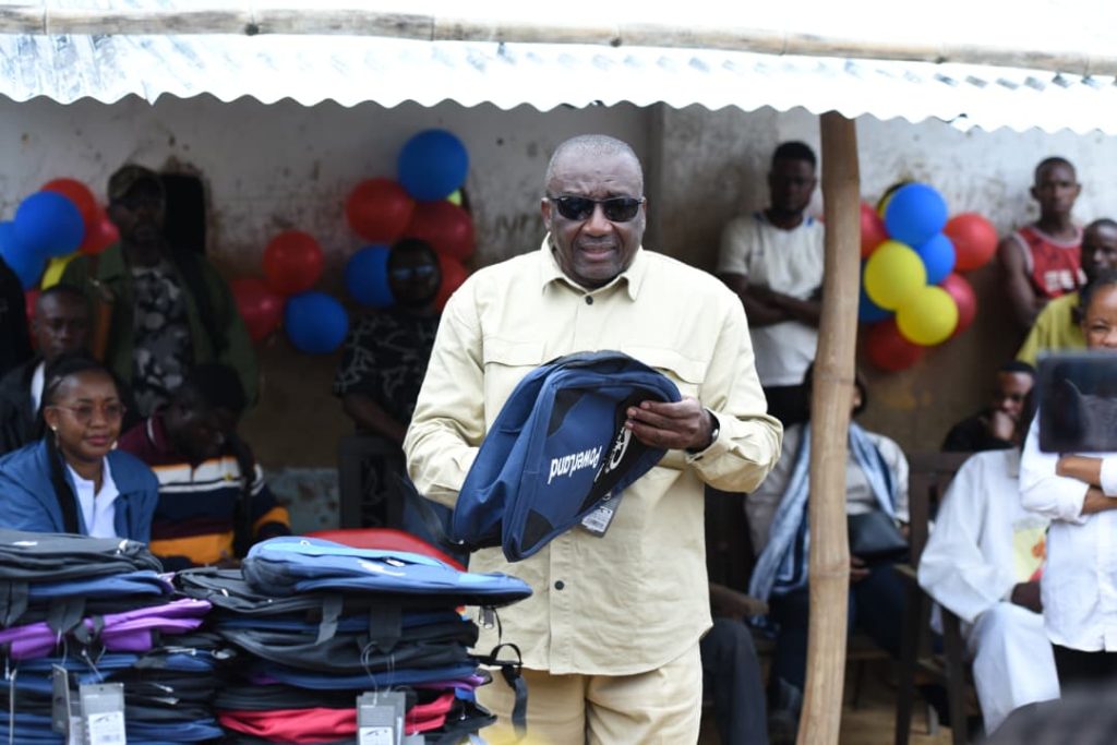 IMG-20250907-WA0137-1024x683 L'OPÉRATION "UN CARTABLE POUR L'AVENIR" : L'HONORABLE JACQUES ESENG'EKELI ET L'ONG MAMAN MOLENDE SOULAGENT LES PARENTS D'ÉLÈVES.