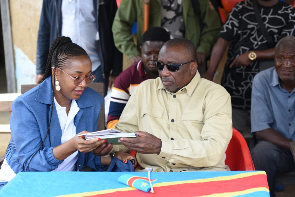 IMG-20250907-WA0141-1024x683 L'OPÉRATION "UN CARTABLE POUR L'AVENIR" : L'HONORABLE JACQUES ESENG'EKELI ET L'ONG MAMAN MOLENDE SOULAGENT LES PARENTS D'ÉLÈVES.