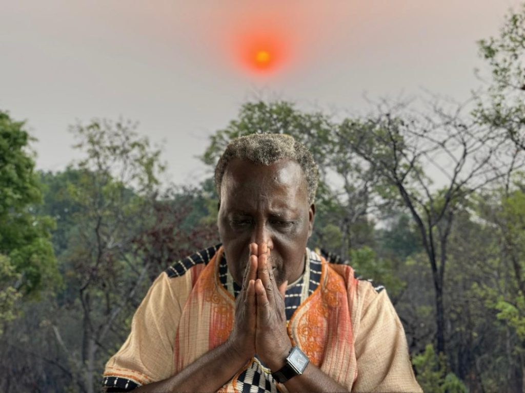 IMG-20250908-WA0074-1024x768 Sa Majesté Joseph Mukungubila Mutombo s’incline devant la tombe de son défunt père à Kisaala.