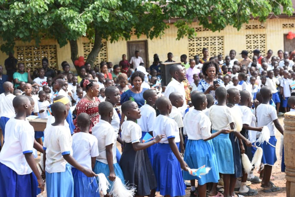 IMG-20250913-WA0013-1024x683 LE PRÉSIDENT NATIONAL DES BÂTISSEURS DU CONGO, JACQUES DJOLI, CLÔTURE L’OPÉRATION CARTABLE POUR L’AVENIR.