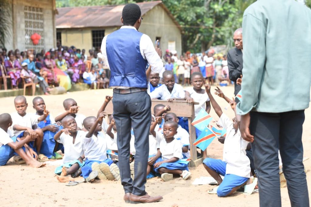 IMG-20250913-WA0019-1024x683 LE PRÉSIDENT NATIONAL DES BÂTISSEURS DU CONGO, JACQUES DJOLI, CLÔTURE L’OPÉRATION CARTABLE POUR L’AVENIR.