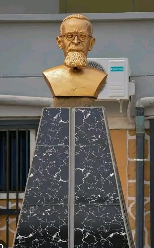 1760968249011 Opinions libres et citoyennes : « Entre mémoire et marketing, le nom du Stade Tata Raphaël ne se vend pas ». Tribune de Charles Mingiedi.