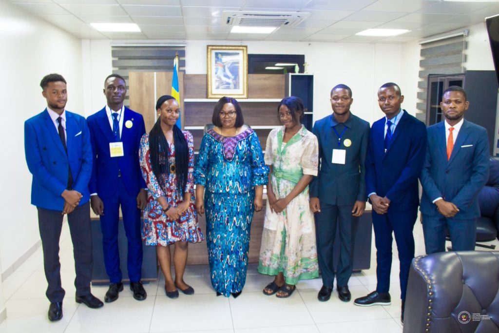 IMG-20251008-WA0131-1024x683 Des étudiants de la FASEG de l'Unikin reçus par S.E. Mme la Ministre de l'Environnement, Développement Durable et Nouvelle Économie du Climat.