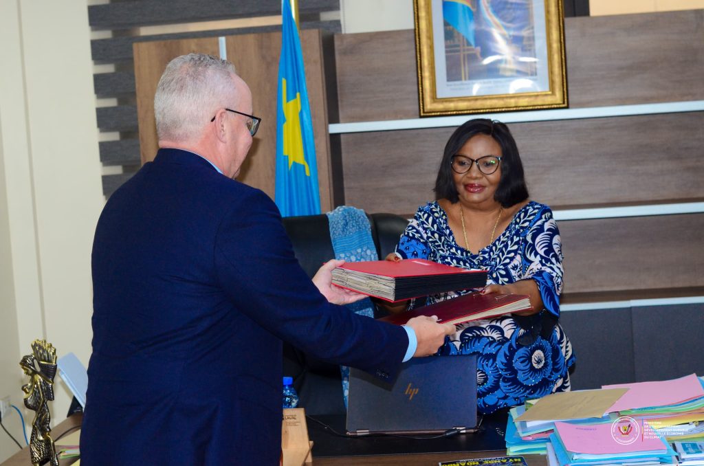 IMG-20251031-WA0112-1024x678 Recyclage des plastiques : Marie Nyange Ndambo se concerte avec Cremer Group pour renforcer la coopération.