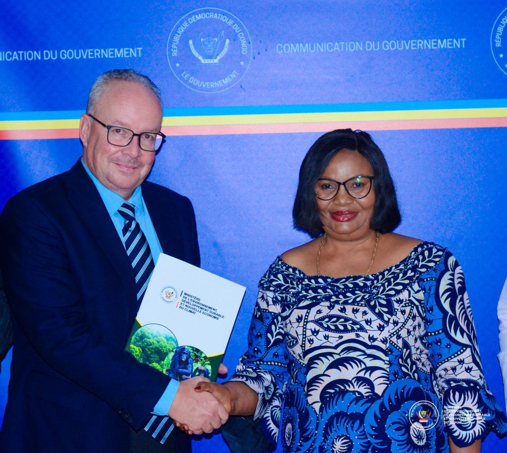 IMG-20251031-WA0127-1024x914 Recyclage des plastiques : Marie Nyange Ndambo se concerte avec Cremer Group pour renforcer la coopération.