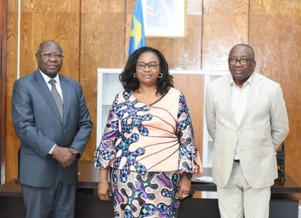 IMG-20251115-WA0040-1024x741 ASSEMBLÉE NATIONALE :REMISE ET REPRISE ENTRE LE RAPPORTEUR JACQUES DJOLI ESENG’EKELI ET LA RAPPORTEURE ADJOINTE CLOTILDE MUTITA.