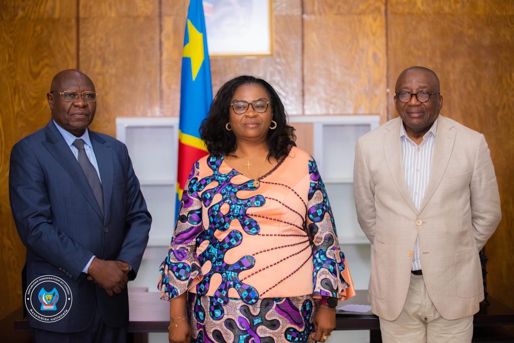 IMG-20251115-WA0042-1024x683 ASSEMBLÉE NATIONALE :REMISE ET REPRISE ENTRE LE RAPPORTEUR JACQUES DJOLI ESENG’EKELI ET LA RAPPORTEURE ADJOINTE CLOTILDE MUTITA.