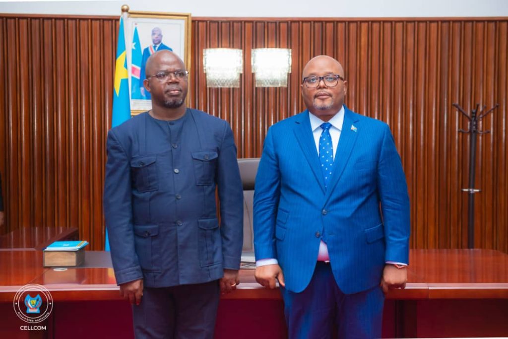 IMG-20251115-WA0050-1024x683 ASSEMBLÉE NATIONALE : REMISE ET REPRISE ENTRE LE PRÉSIDENT a.i ISAAC JC TSHILUMBAYI MUSAWU ET LE NOUVEAU PRÉSIDENT ÉLU, AIMÉ BOJI SANGARA.
