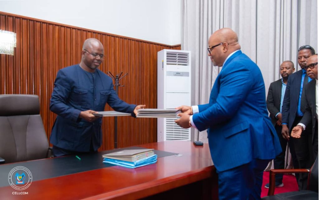 IMG-20251115-WA0052-1024x641 ASSEMBLÉE NATIONALE : REMISE ET REPRISE ENTRE LE PRÉSIDENT a.i ISAAC JC TSHILUMBAYI MUSAWU ET LE NOUVEAU PRÉSIDENT ÉLU, AIMÉ BOJI SANGARA.