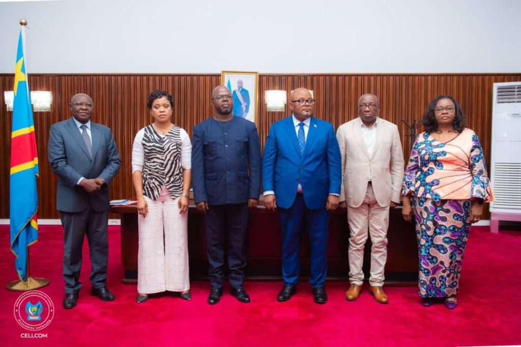 IMG-20251115-WA0053-1024x683 ASSEMBLÉE NATIONALE : REMISE ET REPRISE ENTRE LE PRÉSIDENT a.i ISAAC JC TSHILUMBAYI MUSAWU ET LE NOUVEAU PRÉSIDENT ÉLU, AIMÉ BOJI SANGARA.
