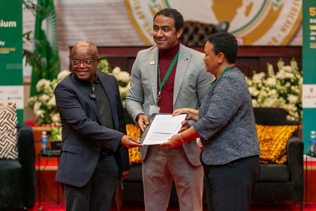 IMG-20251122-WA0073-1024x682 Au nom de la jeunesse du continent, un Égyptien remet les conclusions du Forum de la Jeunesse à la maire de Johannesburg.