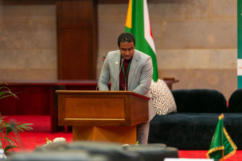 IMG-20251122-WA0074-1024x682 Au nom de la jeunesse du continent, un Égyptien remet les conclusions du Forum de la Jeunesse à la maire de Johannesburg.