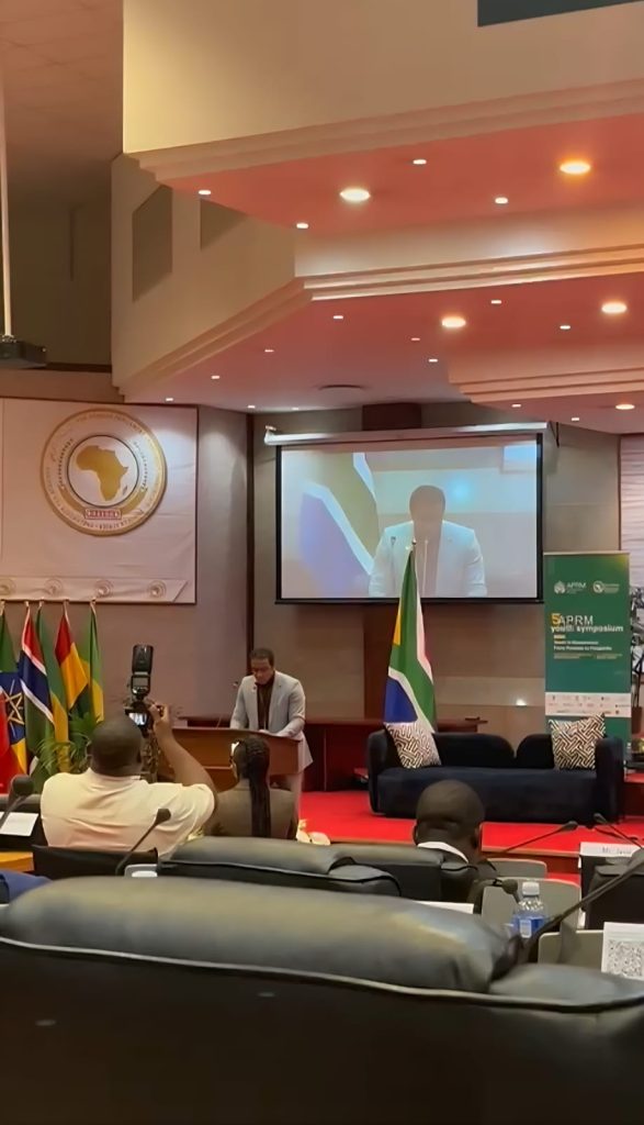 IMG-20251122-WA0075-587x1024 Au nom de la jeunesse du continent, un Égyptien remet les conclusions du Forum de la Jeunesse à la maire de Johannesburg.