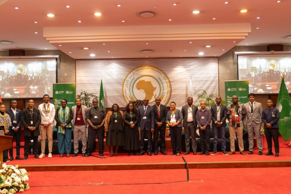 IMG-20251122-WA0076-1024x682 Au nom de la jeunesse du continent, un Égyptien remet les conclusions du Forum de la Jeunesse à la maire de Johannesburg.