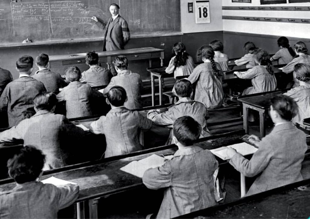 IMG-20251124-WA0096-1024x724 Écoles d'hier et d'aujourd'hui. Français écrit contre français parlé : Deux modes ennemis d'expression aujourd'hui !