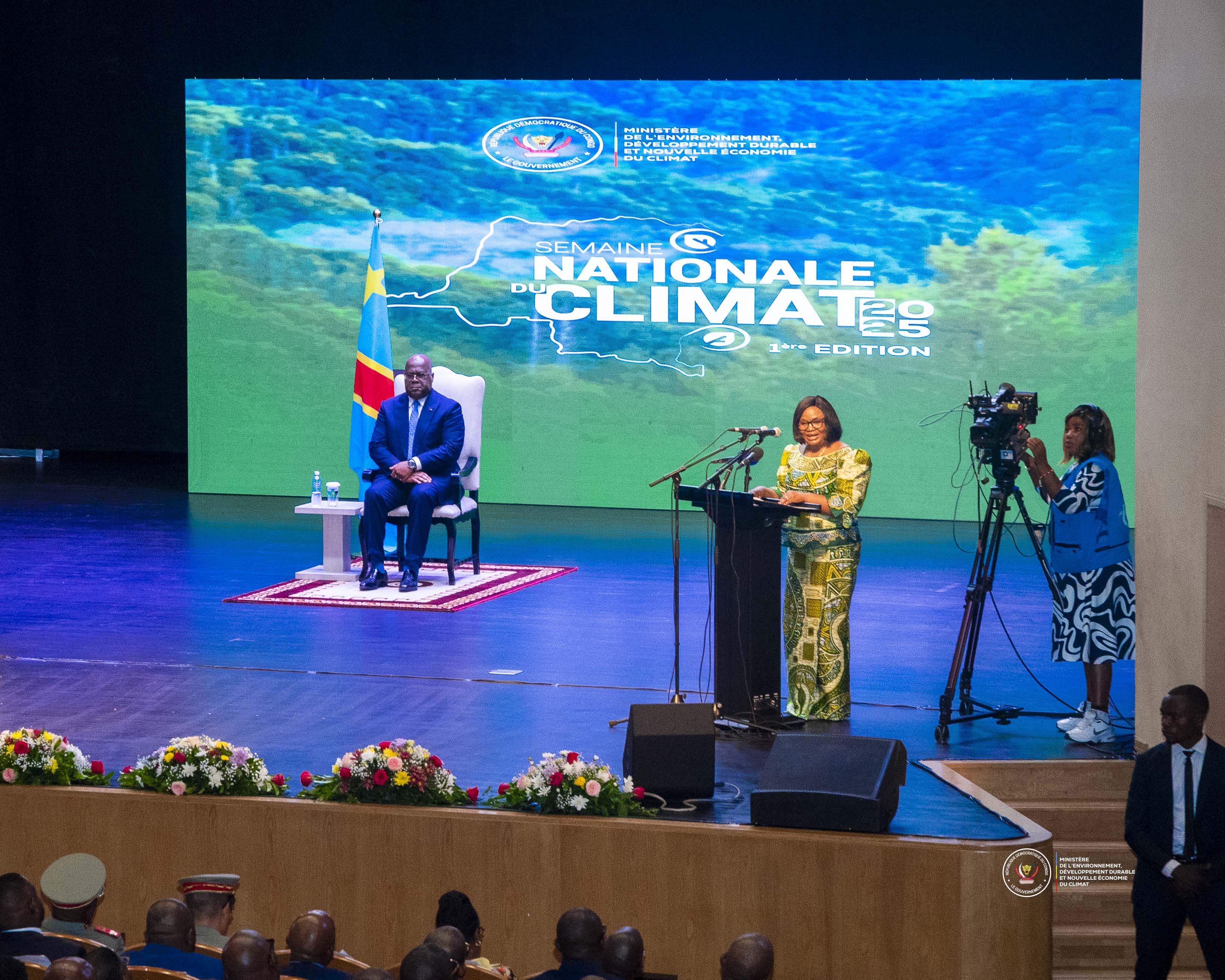 PRO3790 Equateur.Construction d’une tour à flux à Lokolama : Marie Nyange Ndambo confère avec l’Ambassade du Japon.