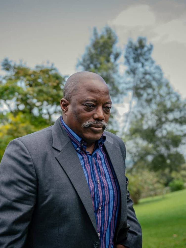 image-17 Joseph Kabila, entre un fossé derrière lui et du feu devant.