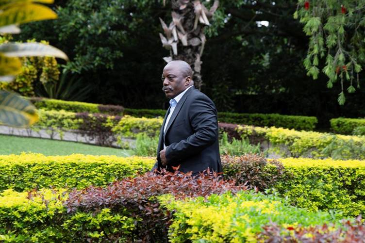image-18 Joseph Kabila, entre un fossé derrière lui et du feu devant.